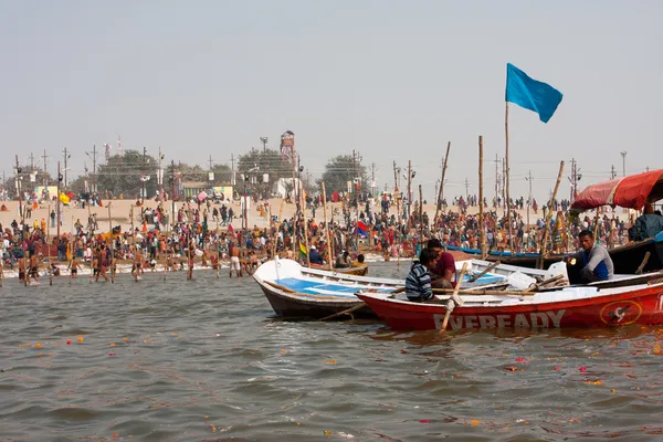 Dav poutníků v řece Ganga — Stock fotografie