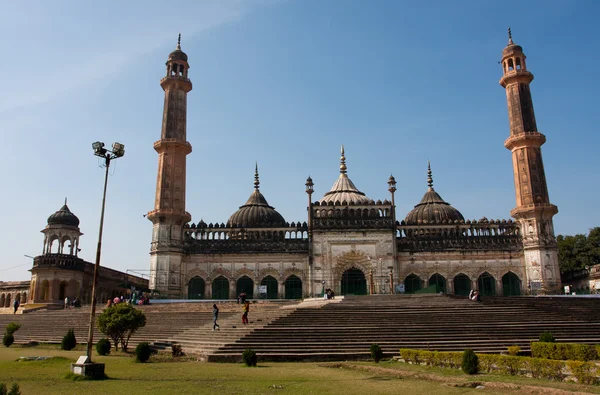 Reuze asfi moskee van bara imambara complexe op zonnige dag in india. — Stockfoto