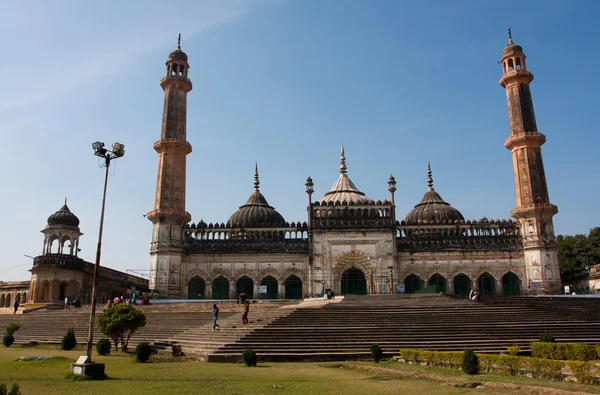bara imambara güneşli bir gün karmaşık Hindistan'da dev asfi Camii.