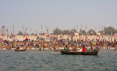 Hindu kulları Ganj ve yamuna izdiham içinde banyo