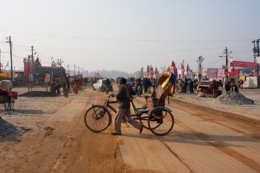 festival kumbh mela kampında Bisiklet çekçek döner