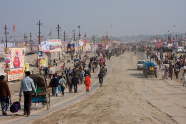 duizenden haasten naar het grootste festival in de wereld