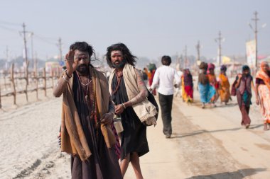 Hindu kutsal erkekler kumbh mela ziyaretçi hoş geldiniz.
