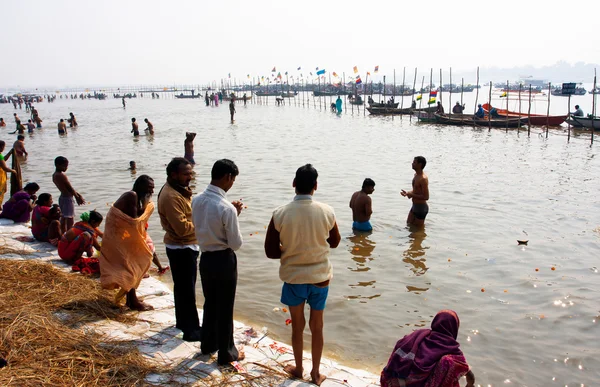 Asiático tomando banho em santo Sangam durante o festival Kumbh Mela — Fotografia de Stock