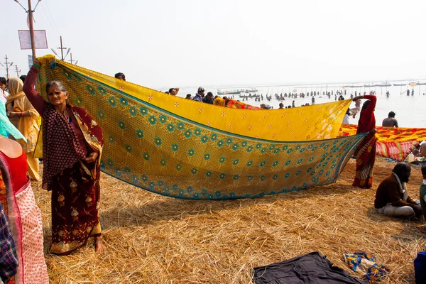 India las mujeres secan la ropa en el sol después de bañarse — Foto de Stock