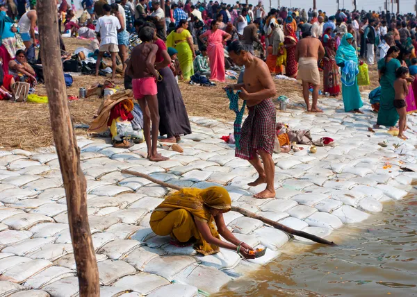 Индуисты молятся и купаются в священном Сангаме — стоковое фото