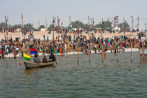 Multitud de baños en la confluencia del Ganges y Yamuna — Foto de Stock