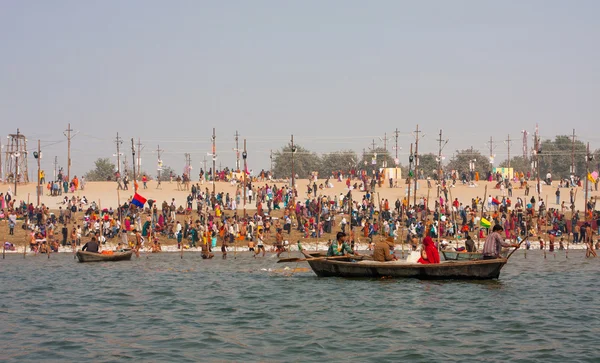 Hindu worshipers bathe in the confluence of the Ganges and the Yamuna — Stock Photo, Image