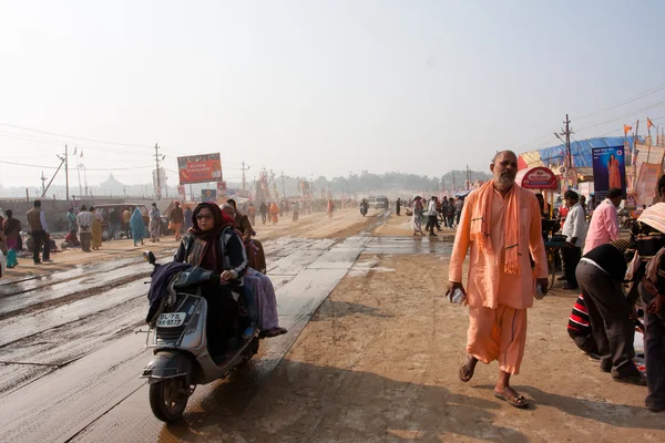Visiteurs du festival Kumbh Mela se précipitant sur la route — Photo