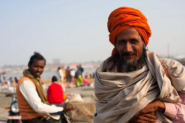 Lachende pelgrim op weg naar sangam — Stockfoto