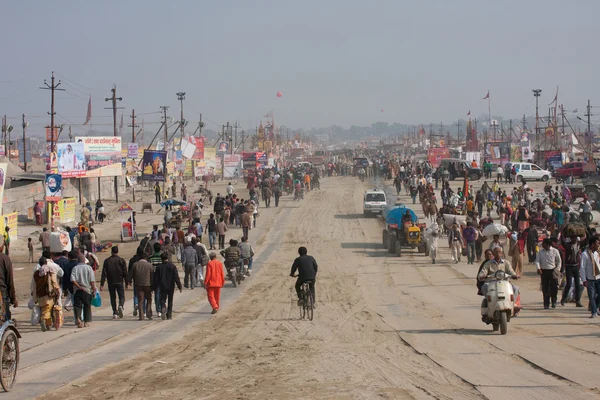 Wiele przejść na największy festiwal na świecie – kumbh mela — Zdjęcie stockowe