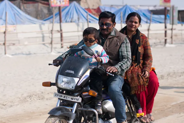 La familia monta una moto de vacaciones en Asia — Foto de Stock