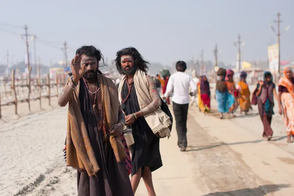 Hombres santos hindúes dan la bienvenida a los visitantes de Kumbh Mela —  Fotos de Stock