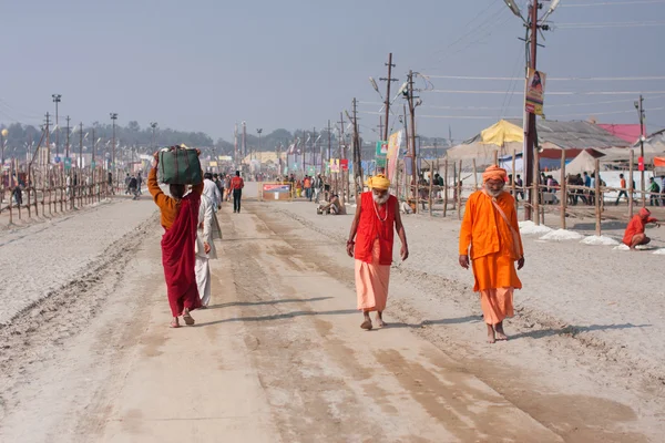 Индийская ходьба на индуистский фестиваль Kumbh Mela — стоковое фото