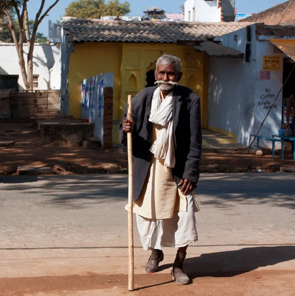 Armer älterer Mann geht auf die Straße — Stockfoto