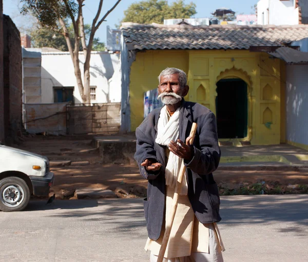 Emotional senior man talks on the street — Stock Photo, Image