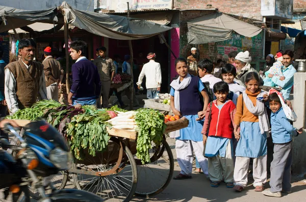 孩子们玩在拥挤的印度大街上 — 图库照片