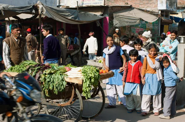 Kinderen spelen op de kraaide Indiase straat — Stockfoto