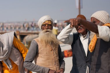 yaşlı Hintli adam duygusal sohbet