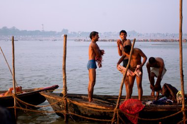 genç erkekler grup Yüzme sonra riverboat durmak