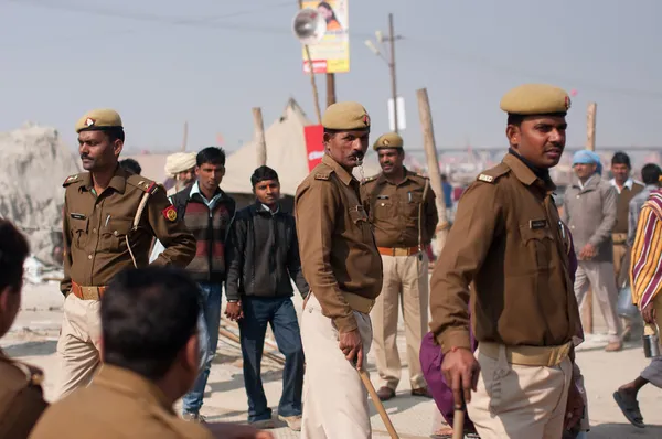 Indiska poliser kontroll över situationen på största festival i världen — Stockfoto
