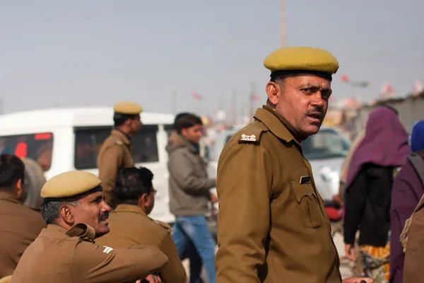 Indiska poliser bevakar festivalen kumbh mela — Stockfoto