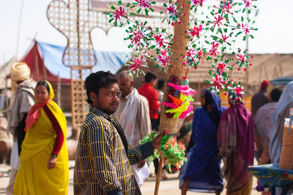 Indická prodejce hraček na hinduistického festivalu kumbh mela — Stock fotografie