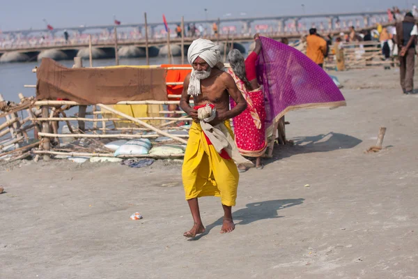 Indian senior comes from Ganges River after swimming — Stock Photo, Image