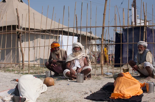 印度信徒在印度教节日 kumbh mela 期间休息 — 图库照片