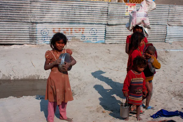 Los niños pobres se divierten al aire libre — Foto de Stock