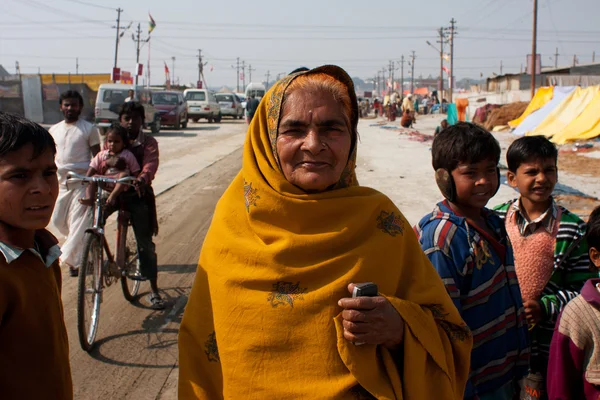 Elderly indian woman on the holy Kumbh Mela — Stock Photo, Image