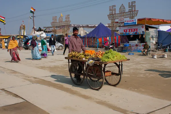 Vendeur de fruits indiens se précipitent avec un chariot — Photo