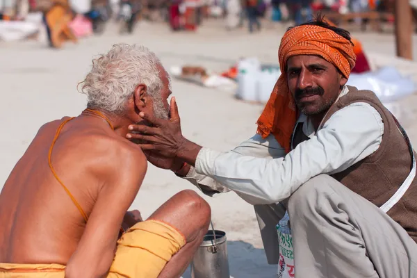 顔のマッサージをしているインドのマッサージ師 — ストック写真