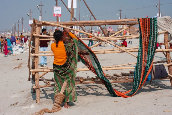 Hintli kadın, yıkanmak Ganj sonra onun sarı Kuru — Stok fotoğraf