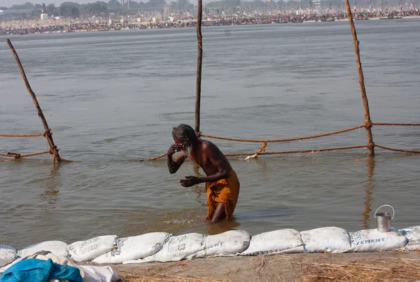 Anciano bañarse en la confluencia del sagrado Ganges y el río Yamuna — Foto de Stock