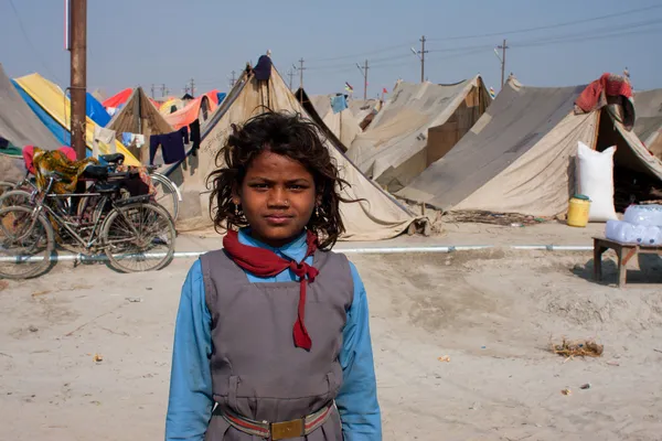 Menina asiática no acampamento cidade de Kumbh Mela — Fotografia de Stock