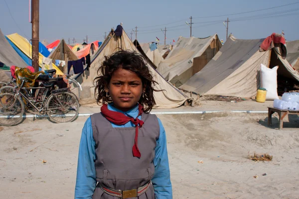 Asiatisches Mädchen in der Lagerstadt kumbh mela — Stockfoto