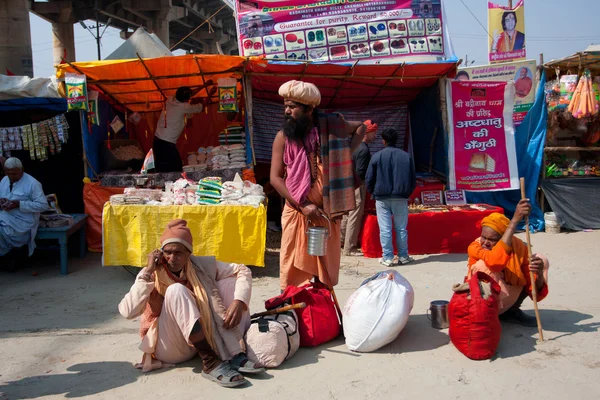 Bir taşıma için kenarda bekleyen hindu adamları — Stok fotoğraf