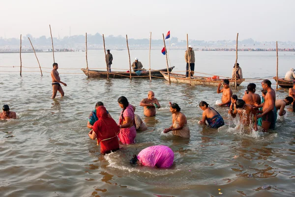 Asyalı kadınlar Ganj ve yamuna Nehri izdiham gel — Stok fotoğraf