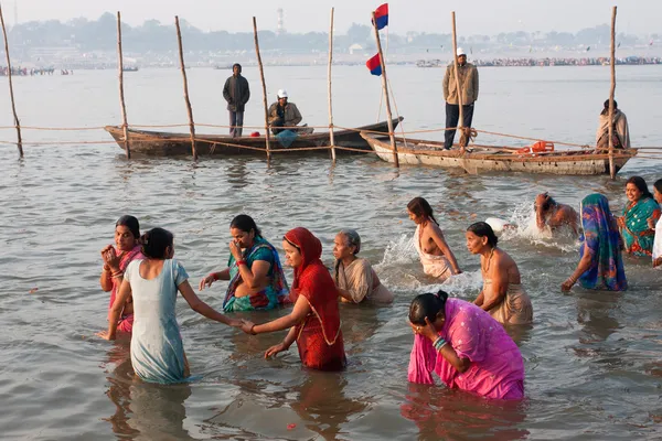 Młode azjatyckie kobiety przychodzą do rzeki — Zdjęcie stockowe