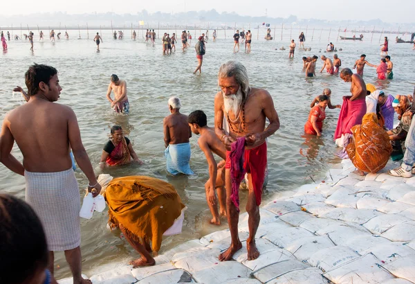 Senior man comes out from the water of sacred Sangam — Stock Photo, Image