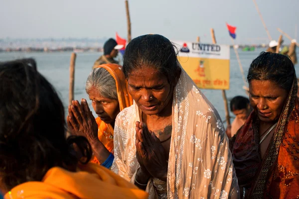 Elderly indian women prays in the crowd of — Stock Photo, Image