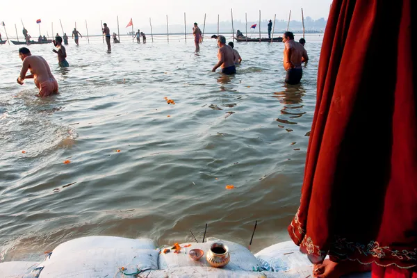 Индийские женщины и мужчины купаются в воде на фестивале Kumbh Mela — стоковое фото