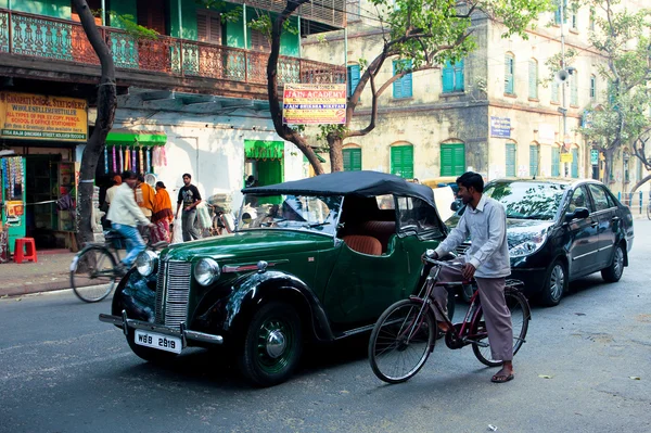 Antique english car stoped on the road near the cyclist — Stock Photo, Image