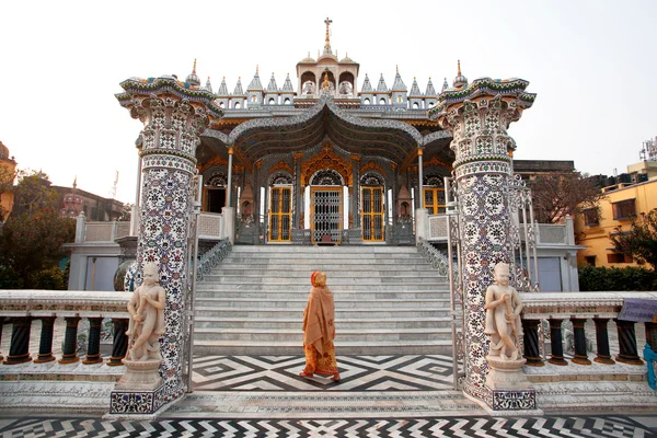 アジアの女性はジャイナ教の寺院の前に行く — ストック写真