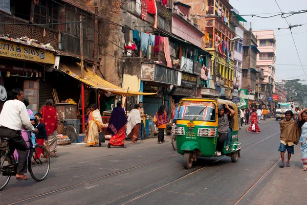 Auto rickshaw three-weeler tuk-tuk taxi drives down the street — Stock Photo, Image