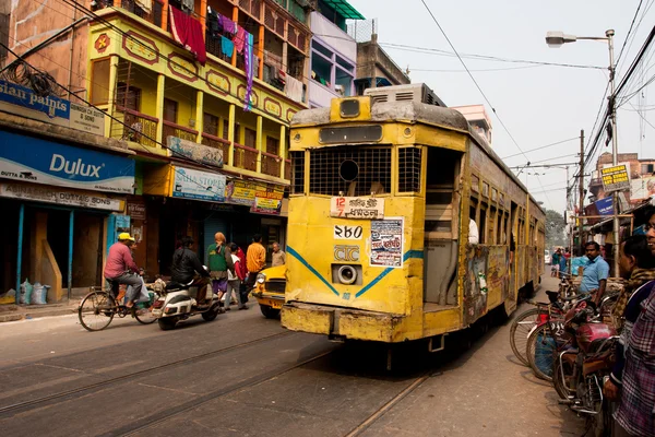 उज्ज्वल दिन कोलकाता में पारंपरिक ट्राम डाउनटाउन — स्टॉक फ़ोटो, इमेज