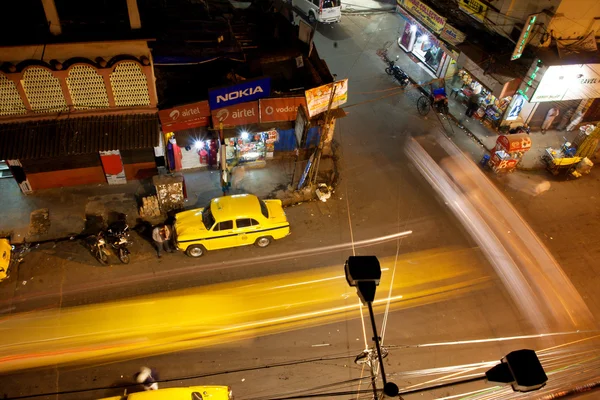 Nacht stad met snelle bewegende ambassadeur taxi cabs — Stockfoto