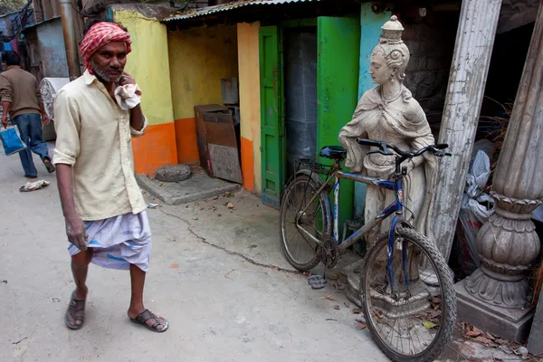 Bicycle parked at a ancient woman sculpture — Stock Photo, Image