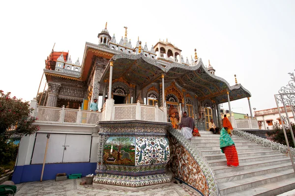 Mujeres indias salen del templo de Jain —  Fotos de Stock